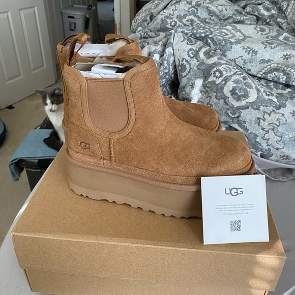 Ugg Neumel Logo Platform Chelsea booties in a size 6. Guaranteed authentic! - Picture 3 of 15